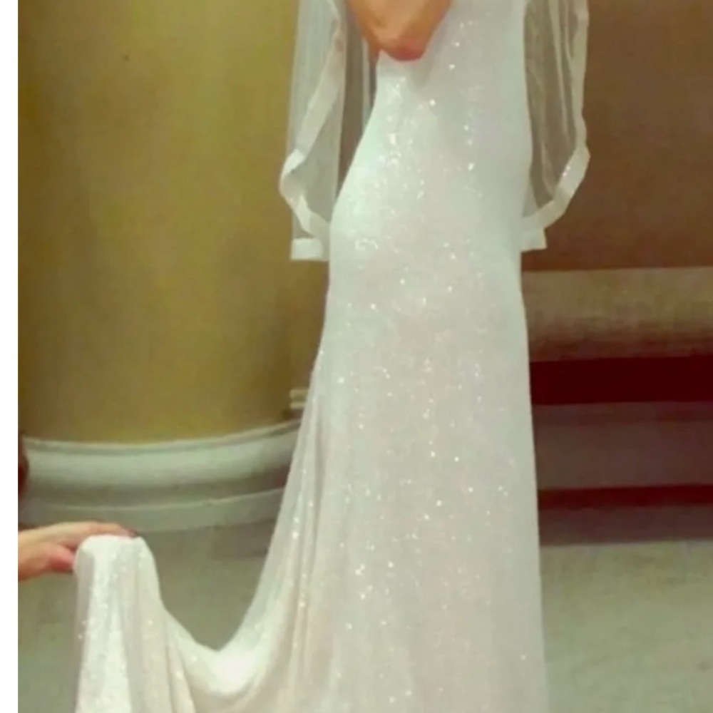 STUNNING wedding dress! Size 4! Old Hollywood style!in PERFECT Condition